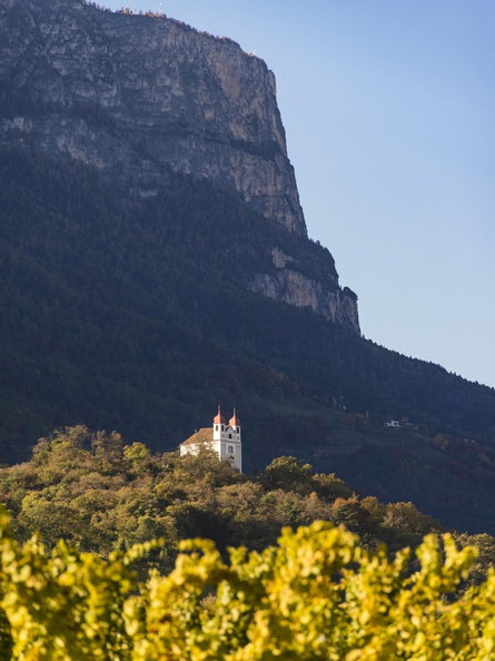 Chiesa del Calvario e buche di ghiaccio Appiano sulla Strada del Vino 2 suedtirol.info