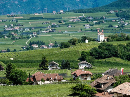 Chiesa del Calvario e buche di ghiaccio Appiano sulla Strada del Vino 3 suedtirol.info