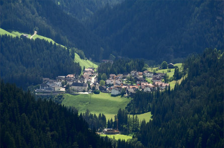 Hike from San Martin across Lovara - Costa to La Val / Wengen San Martin /San Martino 2 suedtirol.info