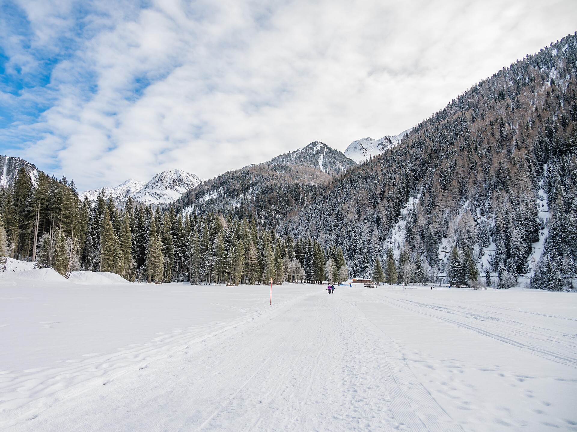 Winter hike on the frozen Lake Antholz Rasen-Antholz/Rasun Anterselva 1 suedtirol.info