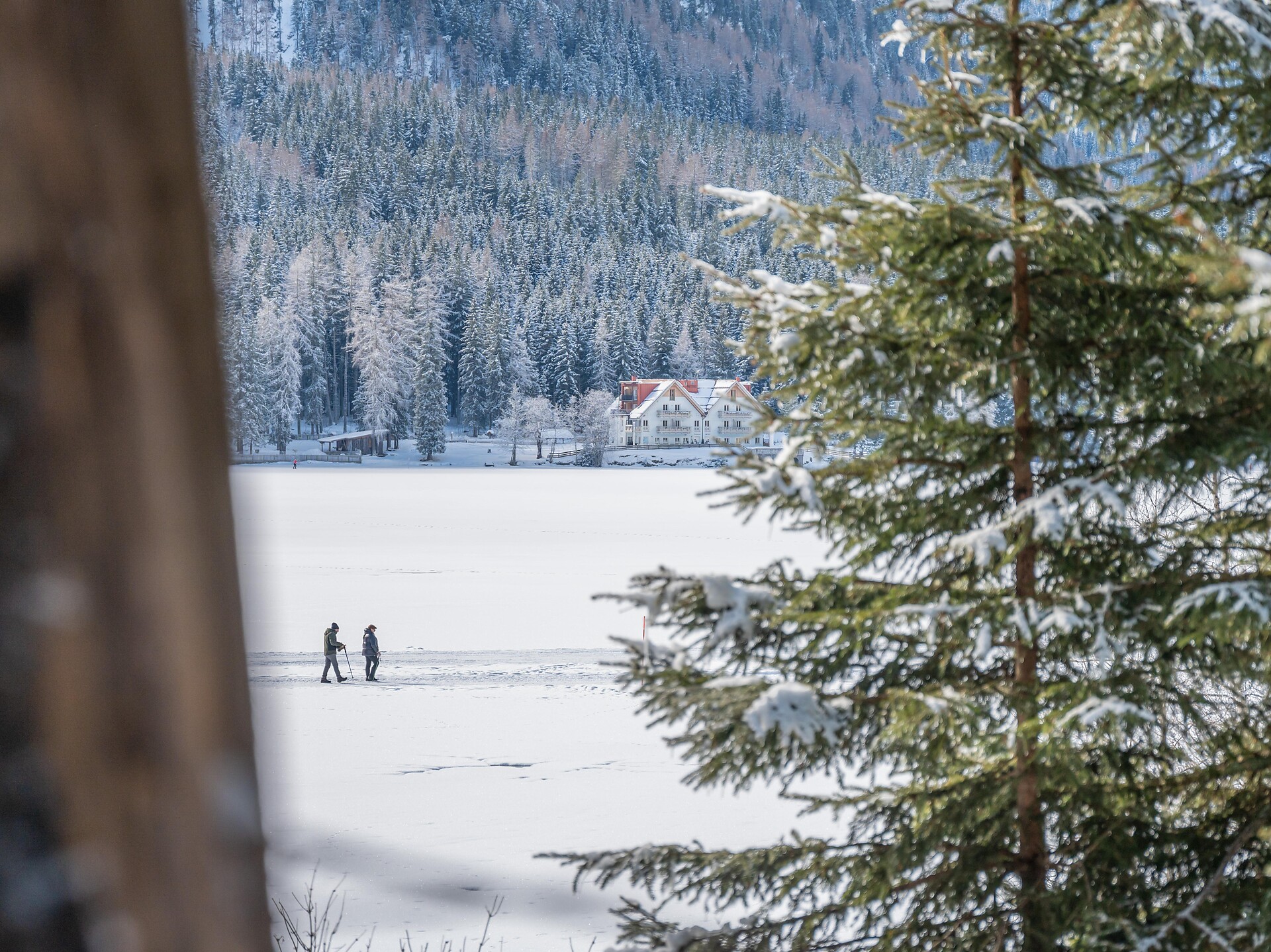 Winter hike on the frozen Lake Antholz Rasen-Antholz/Rasun Anterselva 2 suedtirol.info