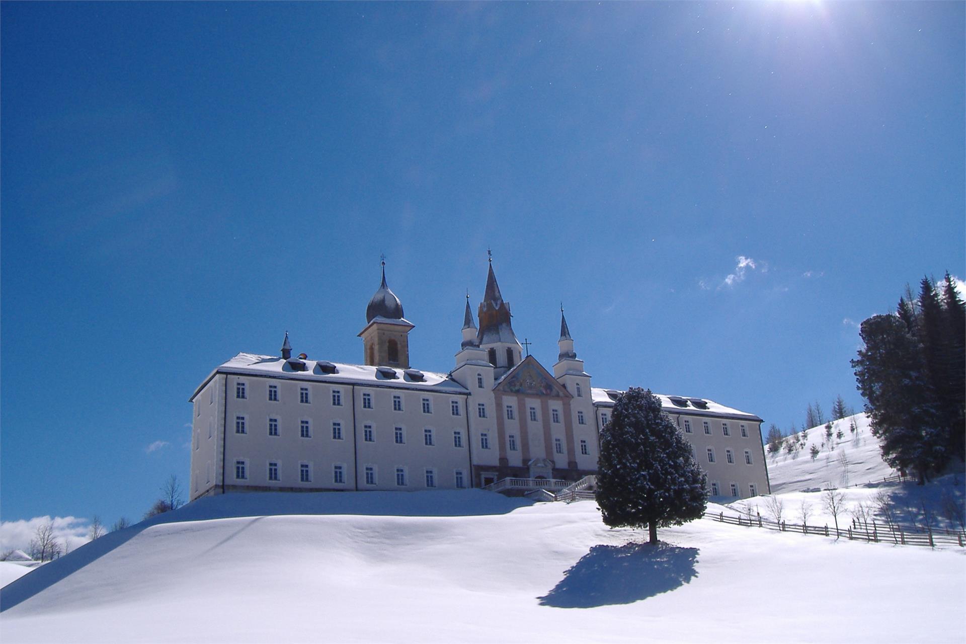 Winter hike to the place of pilgrimage Maria Weissenstein and the Petersberger Leger hut Deutschnofen/Nova Ponente 2 suedtirol.info