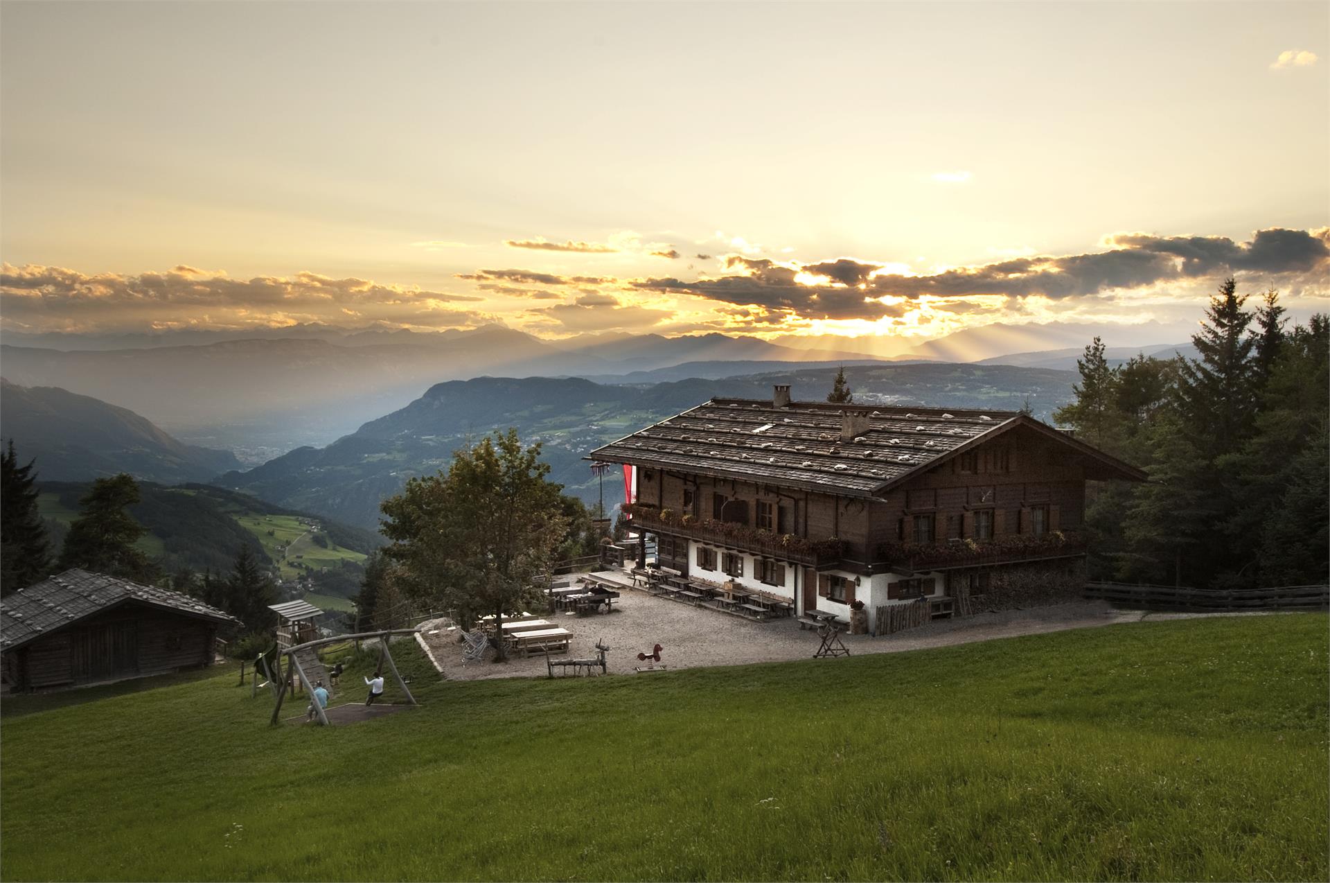 Wanderung vom Völser Weiher über die Tuff Alm zum Hofer Alpl Völs am Schlern 2 suedtirol.info