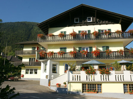 Hotel Restaurant Bar Zur Krone Latsch 1 suedtirol.info