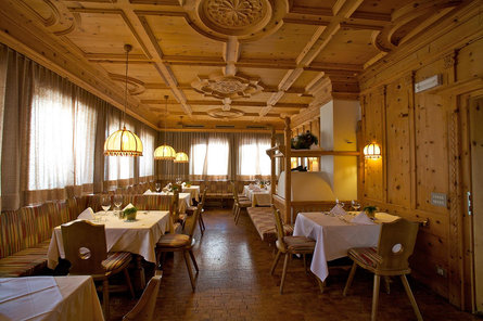 Sporthotel Panorama - Restaurant "Zirmstube" Corvara 3 suedtirol.info