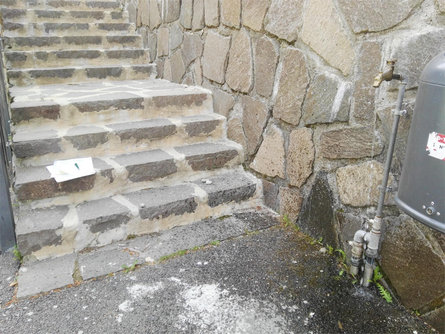 Rispetta la montagna - Rubinetto dell'acqua al campo di calcetto di San Valentino in Campo Cornedo all'Isarco 2 suedtirol.info