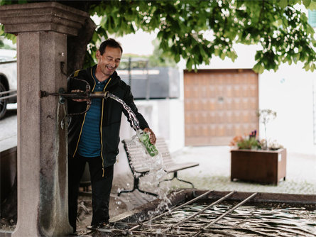 Fontana Piazza Municipio-Cassa di risparmio Termeno Termeno sulla Strada del Vino 1 suedtirol.info