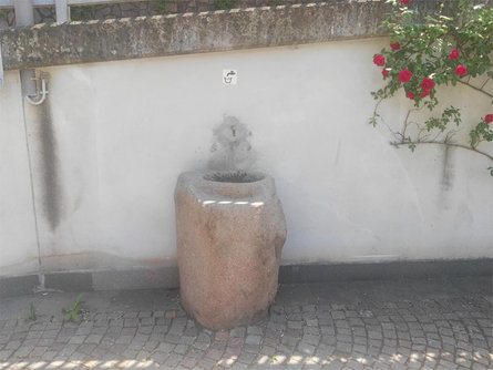 Rispetta la montagna - fontana a Cornedo / casa culturale Cornedo all'Isarco 1 suedtirol.info