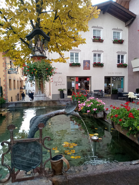 Fountain village square Kastelruth Kastelruth/Castelrotto 1 suedtirol.info