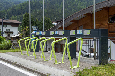 Stazione di ricarica e-bike stadio del ghiaccio Selva 3 suedtirol.info