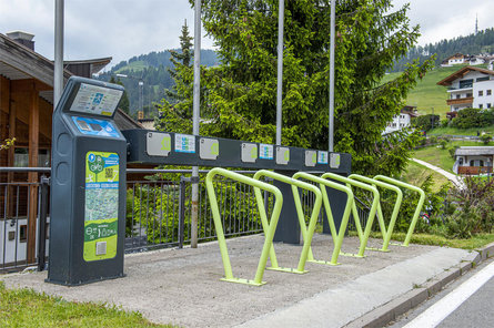 Stazione di ricarica e-bike stadio del ghiaccio Selva 1 suedtirol.info