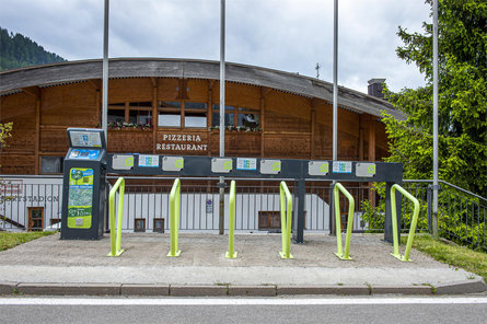 Stazione di ricarica e-bike stadio del ghiaccio Selva 2 suedtirol.info