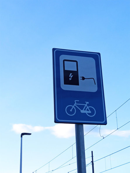 Parcheggi-Box per bici con stazione di ricarica per e-bike presso la stazione di Terlano Terlano 1 suedtirol.info