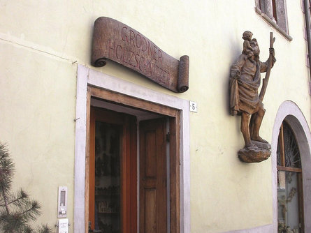 Scultore gardenese Caldaro sulla Strada del Vino 1 suedtirol.info