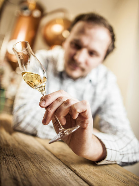 Distilleria artigianale Ortler Appiano sulla Strada del Vino 2 suedtirol.info