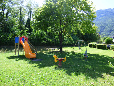 Children's playground next to the Pool Termeno - Tramin Tramin an der Weinstraße/Termeno sulla Strada del Vino 4 suedtirol.info