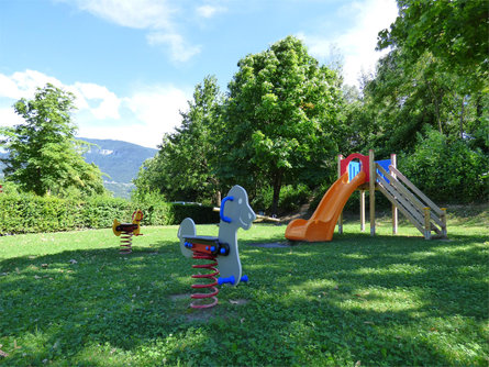 Children's playground next to the Pool Termeno - Tramin Tramin an der Weinstraße/Termeno sulla Strada del Vino 1 suedtirol.info