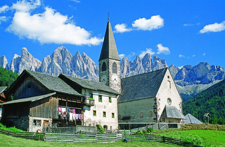 Chiesa di S. Maddalena (XV sec.) Funes 1 suedtirol.info