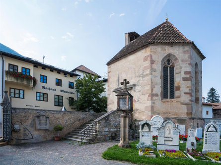 Parish Church of Mary Assumption (Maria Himmelfahrt) and St. Michael's Chapel in Tisens/Tesimo Tisens/Tesimo 2 suedtirol.info