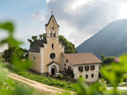 St. Sebastian's Church in Platzers/Plazzoles Tisens/Tesimo 1 suedtirol.info