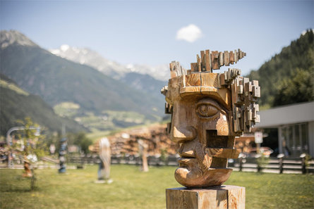 Parco delle sculture in legno a Lutago Valle Aurina 1 suedtirol.info