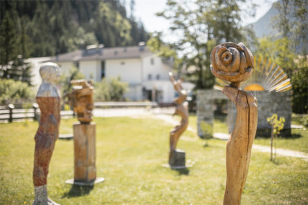 Parco delle sculture in legno a Lutago Valle Aurina 2 suedtirol.info