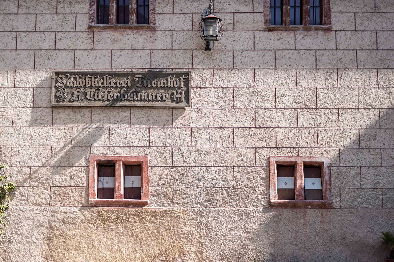 Fassade mit Schild der Schlosskellerei Turmhof Tiefenbrunner